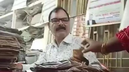 प्रयागराज: कचहरी में महिला से रिश्वत लेते बाबू का वीडियो हो रहा जमकर वायरल...