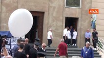 Funerali Giulia Tramontano, l'uscita del feretro dopo i funerali a Sant'Antimo