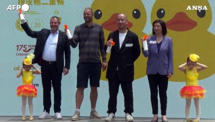 La papera gialla torna a Hong Kong,  stavolta con la sua gemella