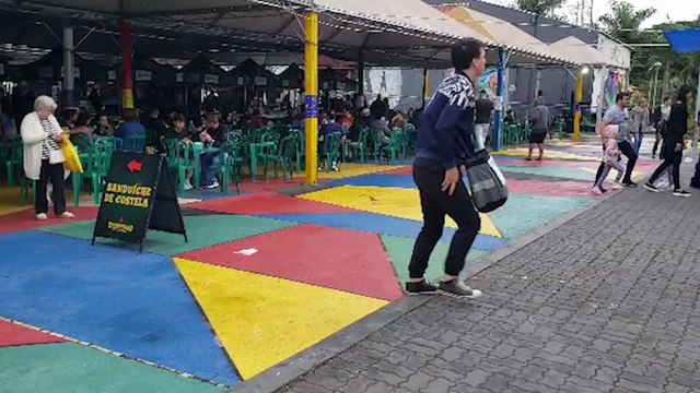Com sol ou chuva, cascavelenses prestigiam a Feira do Teatro