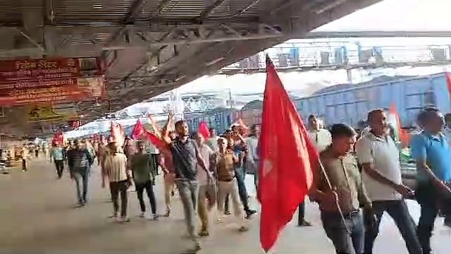 Rail workers protest ratlam railway station