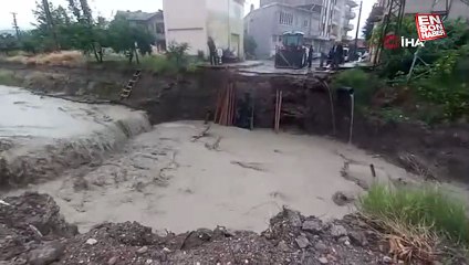 Çorum'da sel suları köprü kalıbını sökerek Kızılırmak’a sürükledi