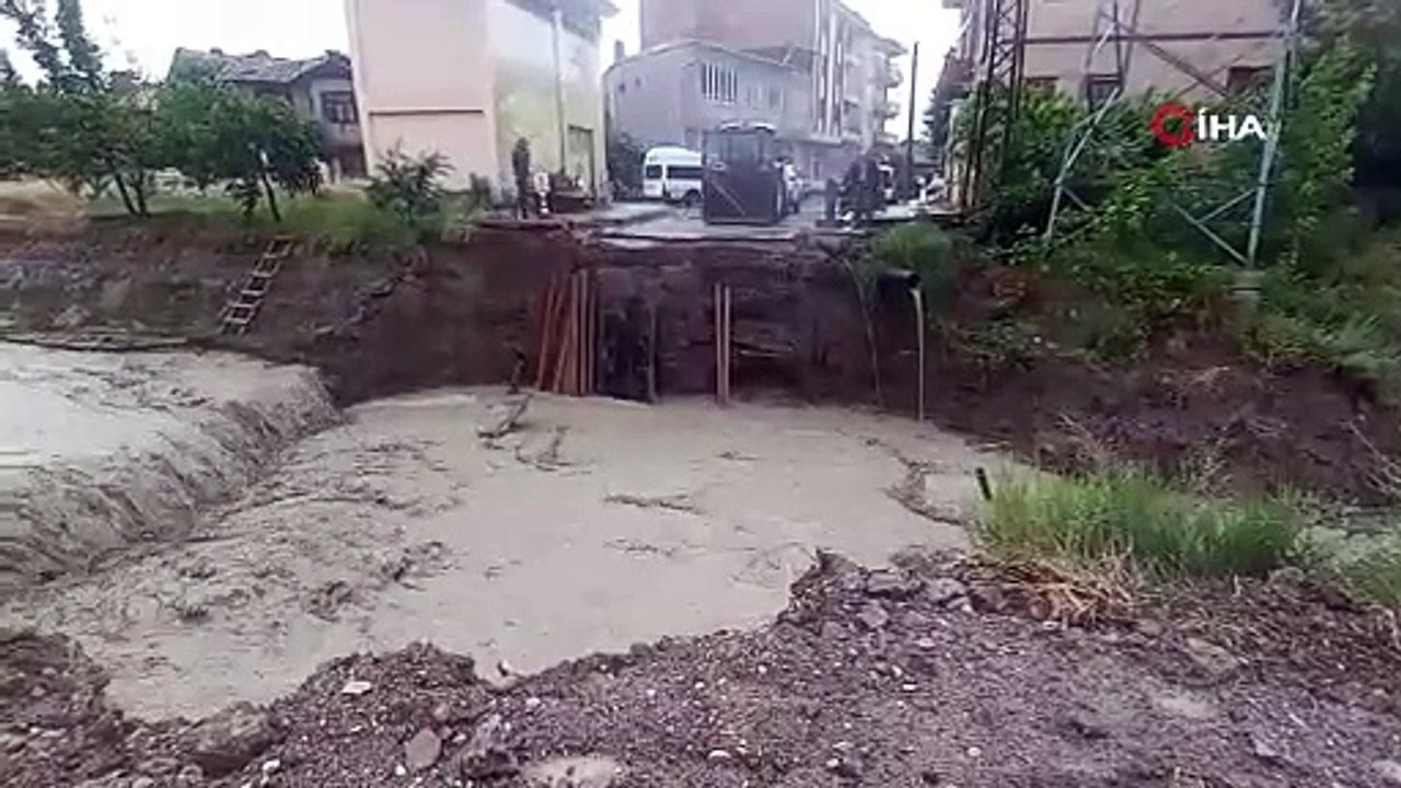 Çorum'da sel suları köprü kalıbını sökerek Kızılırmak’a sürükledi