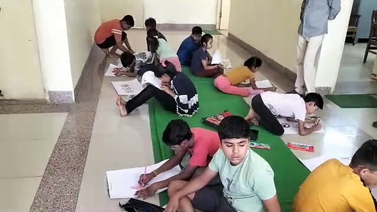 समर कोर्स में बच्चे सीख रहे पेंटिंग बनाना