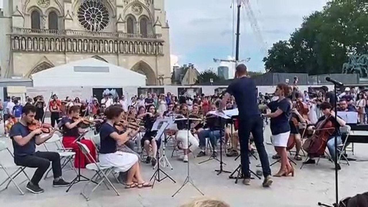 L'orchestre interprète un des morceaux composés...