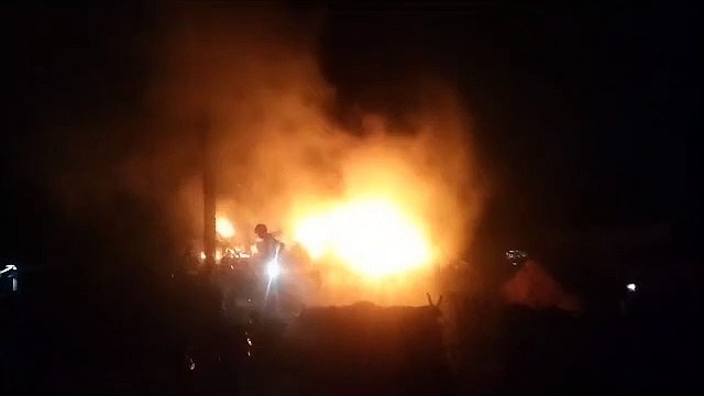 ऐसा क्या हुआ जब घरों में दौड़ा करंट, कच्चे छप्पर में लगी आग,,, देखें वीडियो