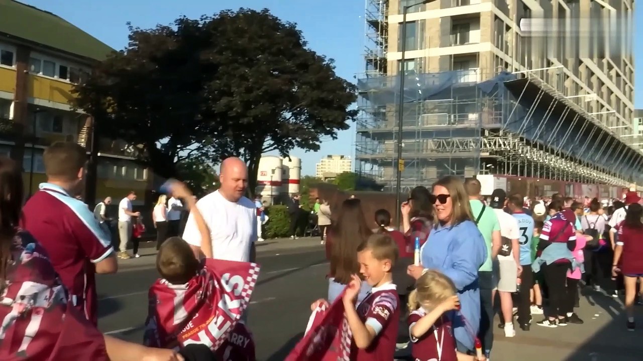 West Ham fans give players HEROES WELCOME during Europa Conference League victory parade
