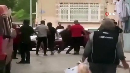 Combattez avec un coup de pied et un bâton au milieu de la rue dans la capitale sur la caméra d'un téléphone portable