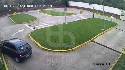 Motorista bate e quase capota carro em prova de direção na Argentina