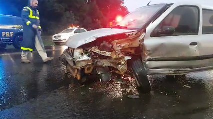 Gol e Clio se envolvem em forte colisão frontal na rodovia BR-277