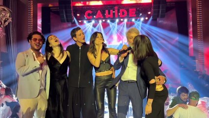 Ömer'in veda yemeğinde Gökçe Bahadır şarkı söyledi