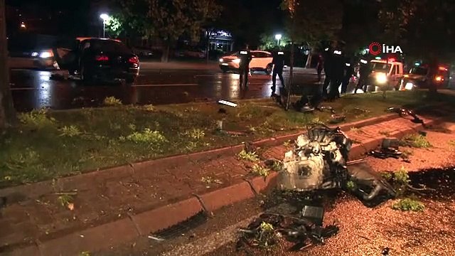 Kayseri'de ağaca çarpan otomobilin motoru karşı şeride uçtu: 2 ağır yaralı