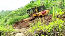 D6R XL Bulldozer Challenge Makes Stone Mountain Road Steep