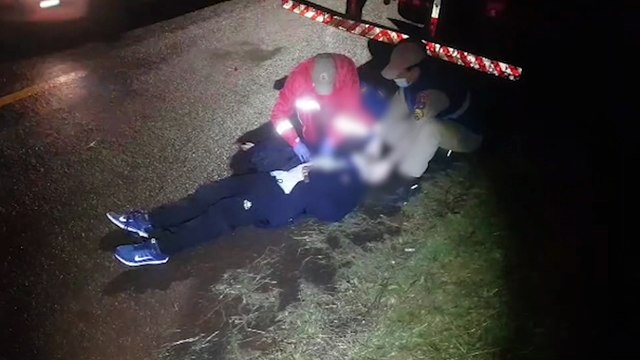 Motociclista fica ferido após bater em traseira de caminhão estacionado