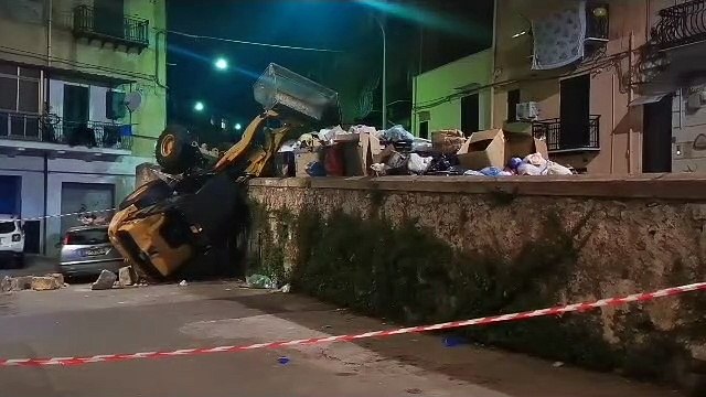 Palermo, operaio Rap cade nel vuoto con una pala meccanica