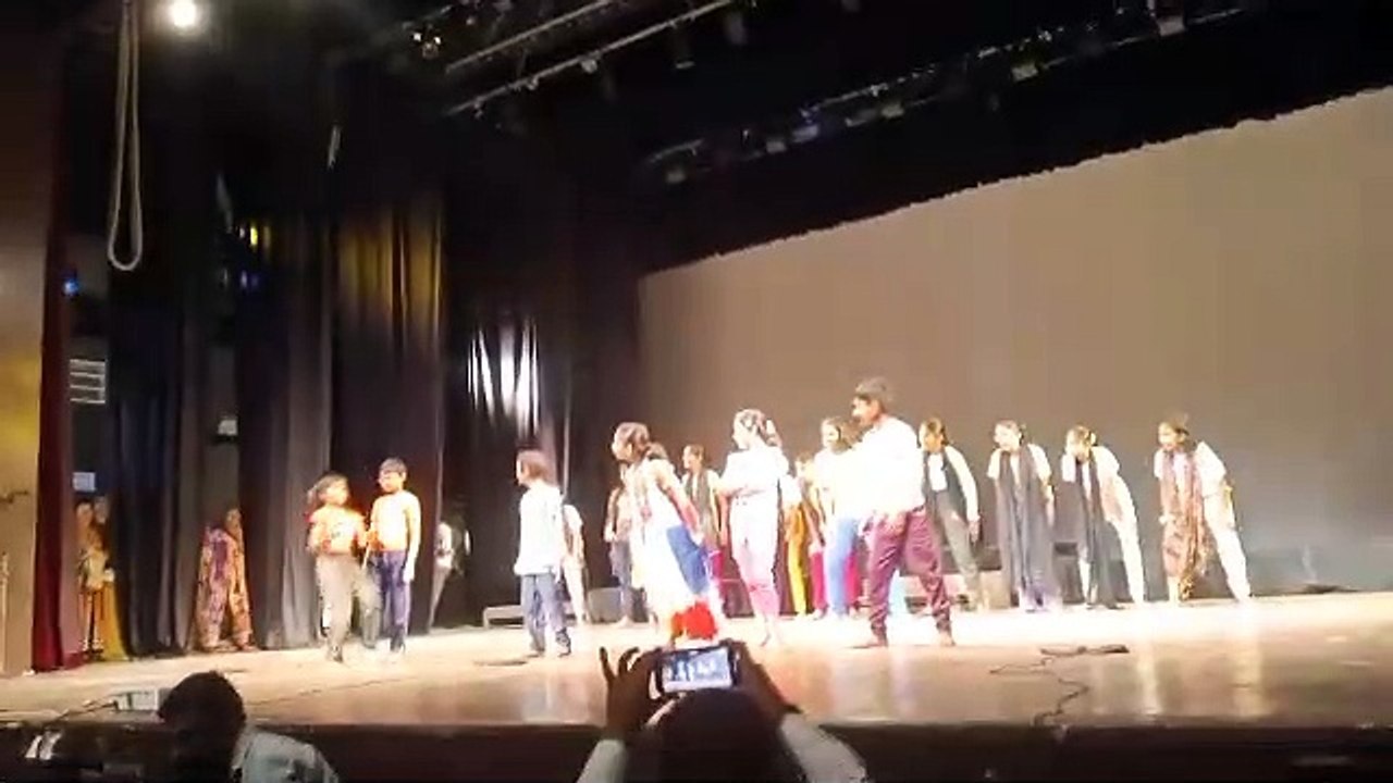 क्रूर सिंह के लिए बेताब दिखे बच्चे
