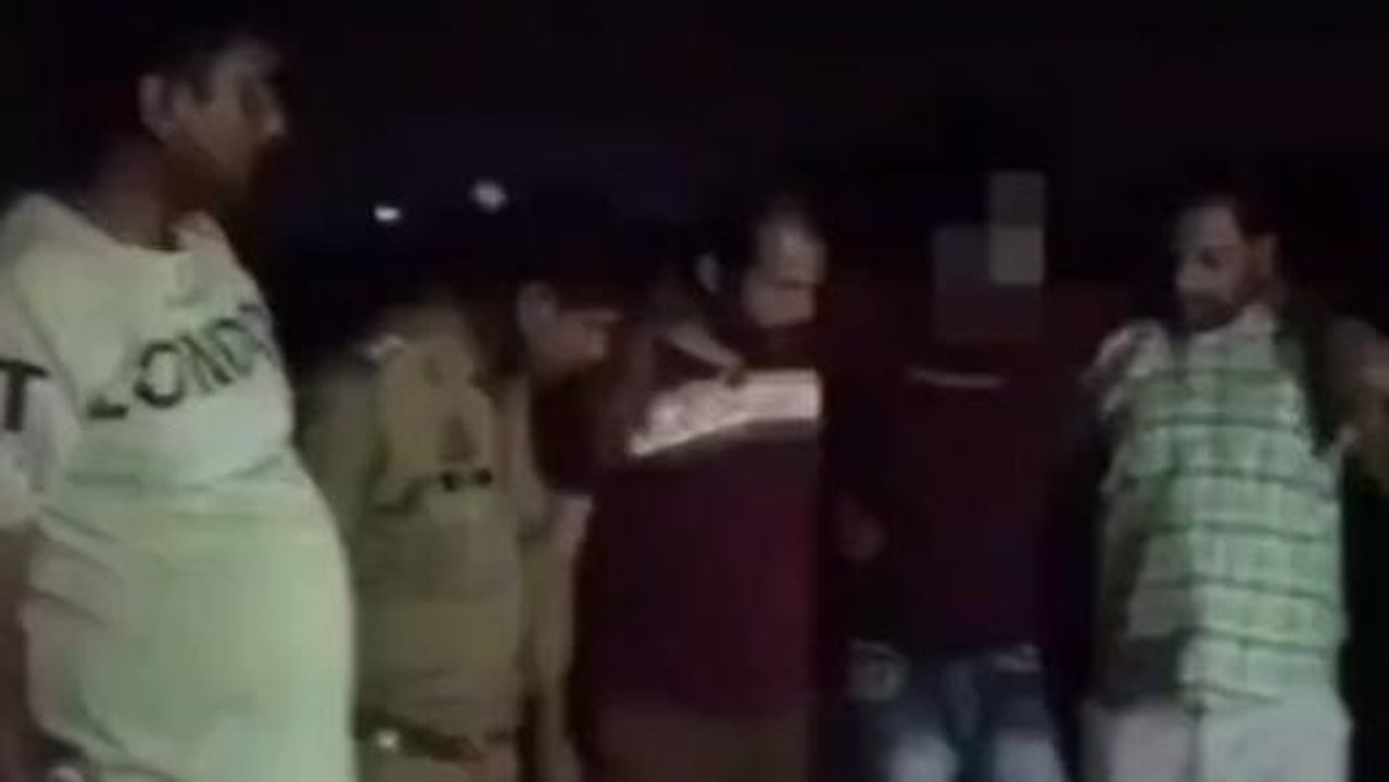 हापुड़: पुलिस और गौ तस्करों के बीच मुठभेड़, गोल...