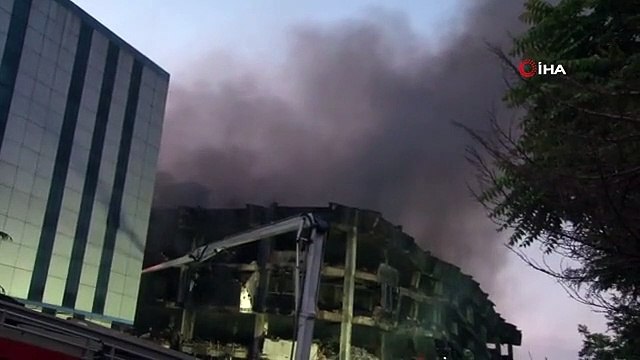 L'incendie de l'usine de Başakşehir dure depuis 37 heures ! Il y a des effondrements sur les 2 derniers étages du bâtiment