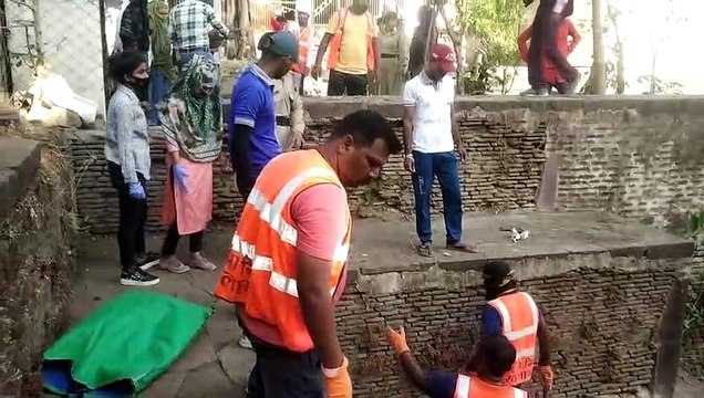 कड़़ी मेहनत के बाद उजली हो गई मंदिर के सामने की बावड़ी