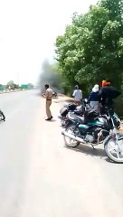 बाइक में अचानक लगी आग, जलकर हुई राख