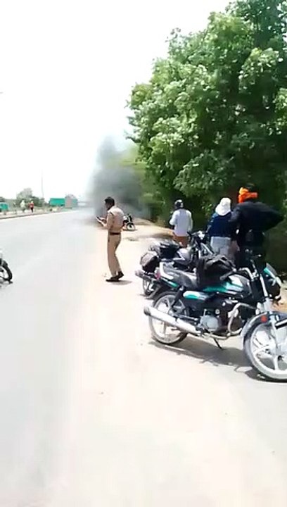 बाइक में अचानक लगी आग, जलकर हुई राख