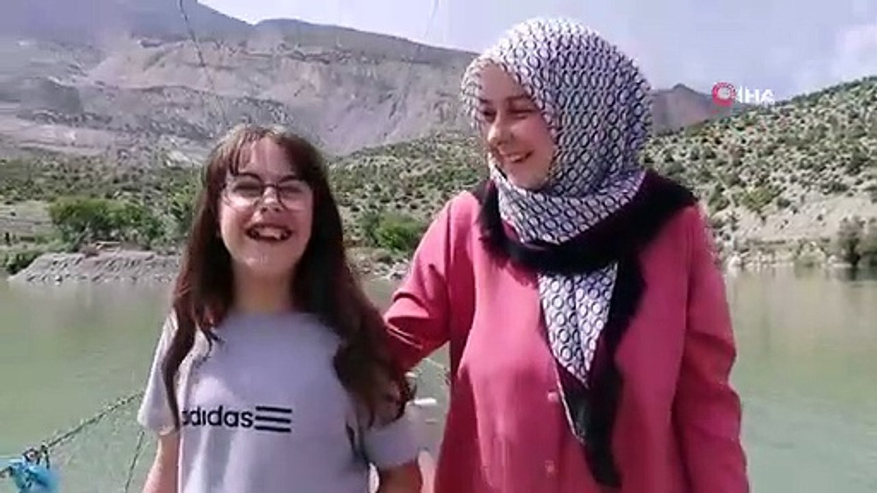 Le pont en bois sur le lac Tortum excite les visiteurs