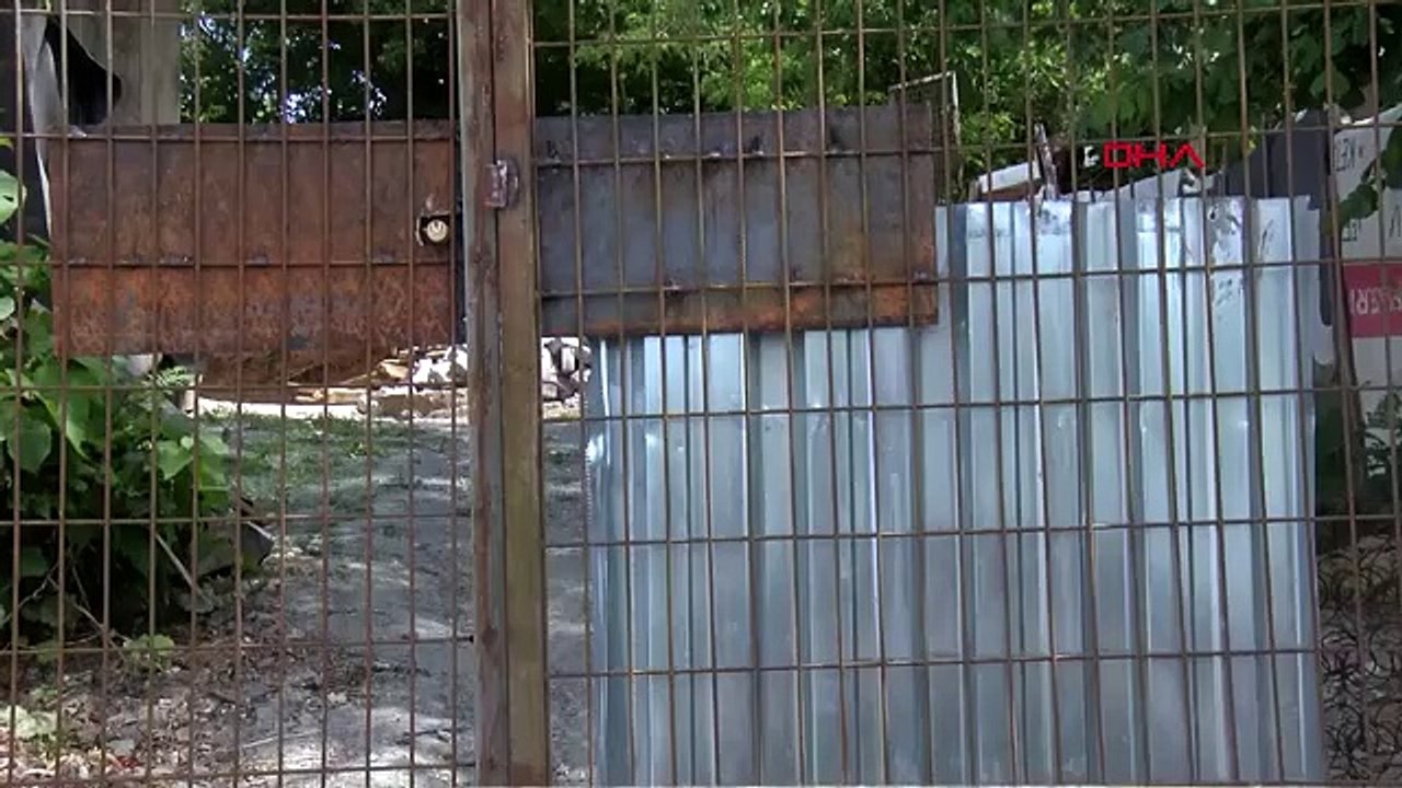 Eşinden şiddet gören kadın evinin önüne barikat kurdu