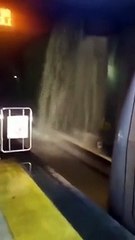 Görüntü Ankara metrosundan! İstasyon şelaleye döndü, yolcular apar topar tahliye edildi
