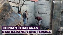 Korban Kebakaran di Pademangan Cari Barang yang Tersisa di Rumah yang Terbakar
