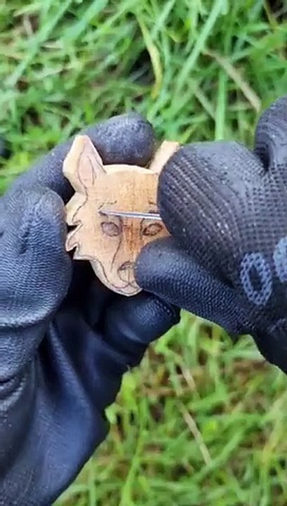 Carving a wolf pendant out of wood - Whittling project