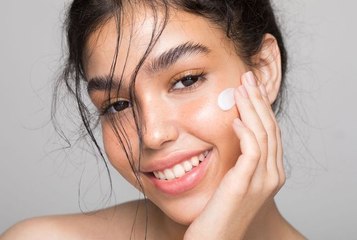 Voici la meilleure crème hydratante pour peau mixte selon les dermatos (et elle coûte moins de 9 euros)