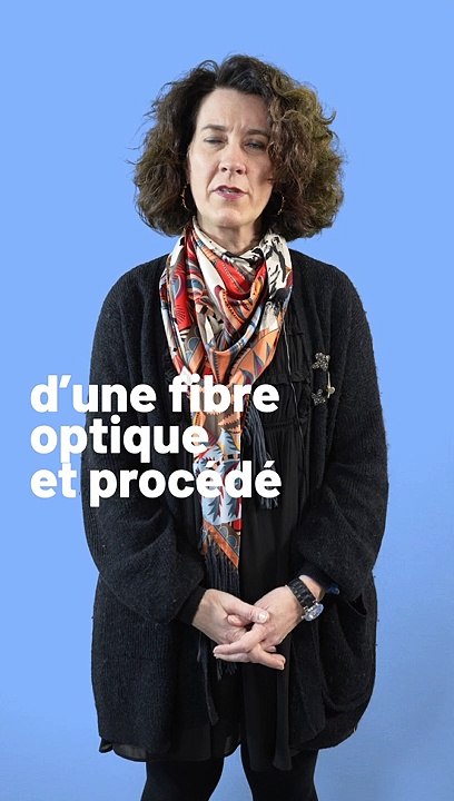 Comment contrôler la densité de puissance générée par la fibre optique ?