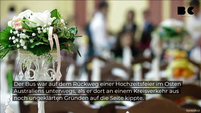 Dutzende Tote und Verletzte: Linienbus kippt in Kreisverkehr um