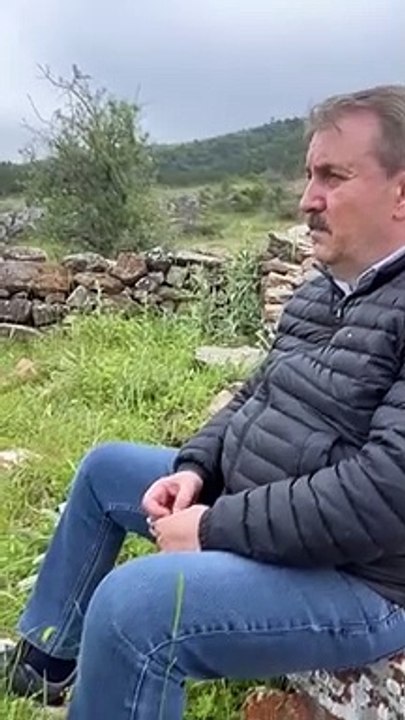 Destici'den bir garip paylaşım! Fondaki türkü de düştüğü not da manidar