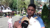 Pakistanlı Bilgisayar Mühendisi Omuzunda ve Kucağında Gezintiye Çıkardığı 4 Kedisiyle İlgi Çekiyor