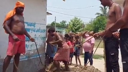 मुंगेर: ग्रामीण श्रमदान कर खुद से जल की तलाश में जुटे, जानिए पूरा मामला