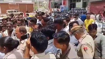 Video: कार की टक्‍कर से युवक की मौत, गुस्‍साए लोगों ने थाने को घेरा