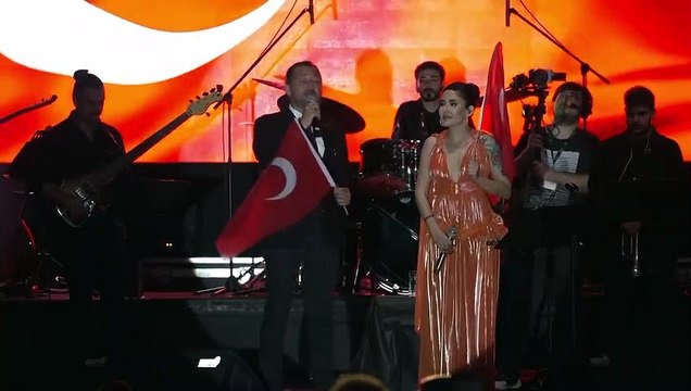 AK Parti'de belli bir kesimin istifasını istediği Cüneyt Yüksel, Melek Mosso konserinde neler söyledi?