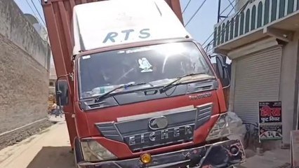 शाहजहांपुर: सीवर लाइन के गहरे गड्ढे में फंसा ट्रक, मची चीख - पुकार