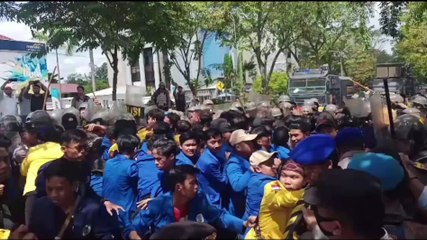 Mahasiswa-Polisi Saling Dorong Depan Rumah Banjar, Lagi Ditinggal Anggota Dewan Reses ke Dapil