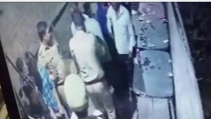 आगरा: सरेआम दरोगा की गुंडई, युवक पर बरसाए थप्पड़, देखें वीडियो
