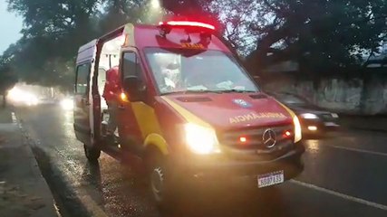 Após frenagem brusca, passageira se desequilibra e sofre queda em ônibus coletivo