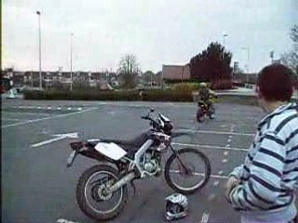 BILLY fais du stunt