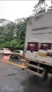 Acidente complica trânsito na BR-470 entre Indaial e Blumenau