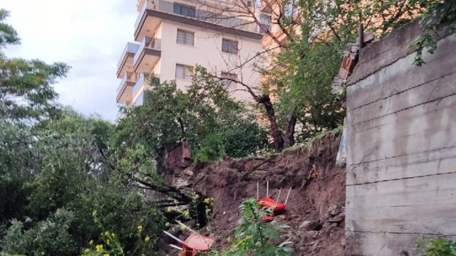 Sağanak etkili oldu, 4 katlı binanın istinat duvarı çöktü