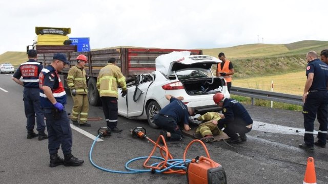 TIR’a arkadan çarpan polis, hayatını kaybetti