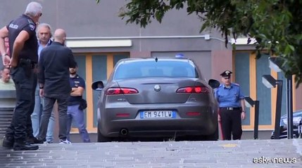 Folla davanti a San Raffaele, imponenti misure di sicurezza