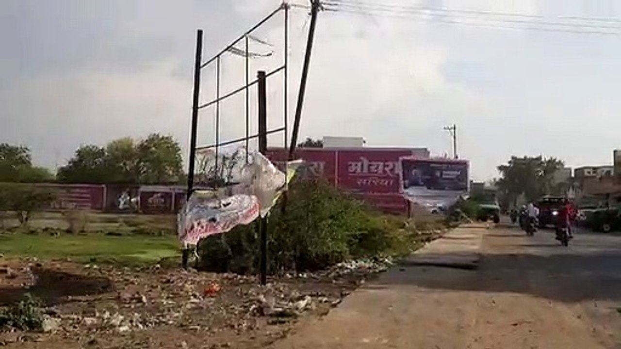 सोमवार को चली धूल भरी आंधी,होर्डिंग गिरे