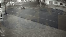 Impressionante: Vídeo mostra criança sendo atingida violentamente por moto