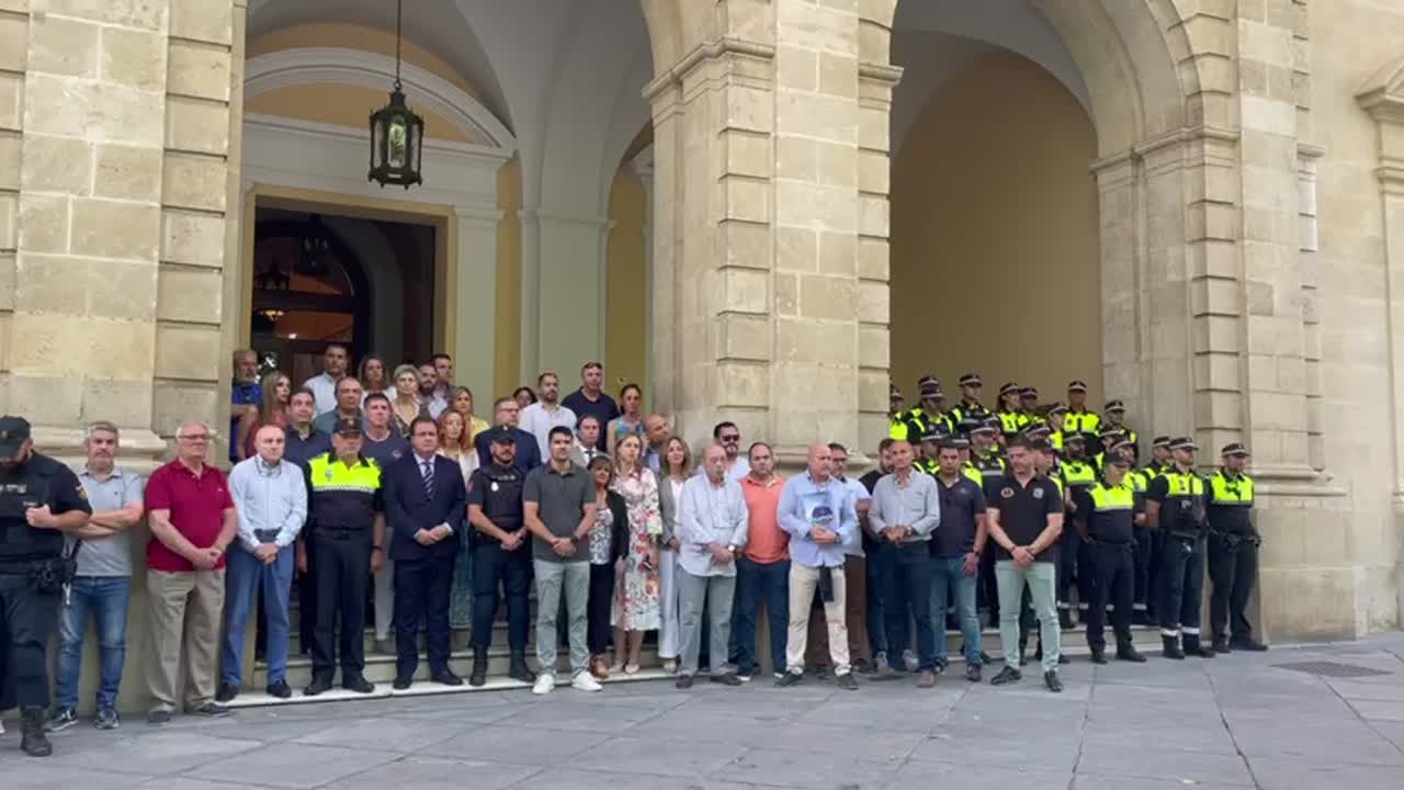 Vídeo de la concentración en Sevilla en apoyo a la familia del policía fallecido en Andújar.